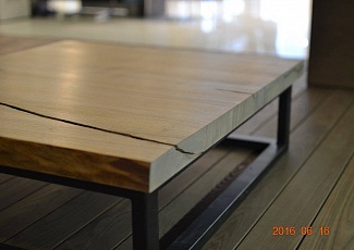 Красота природы и изящность дизайна – столы с необработанными краями